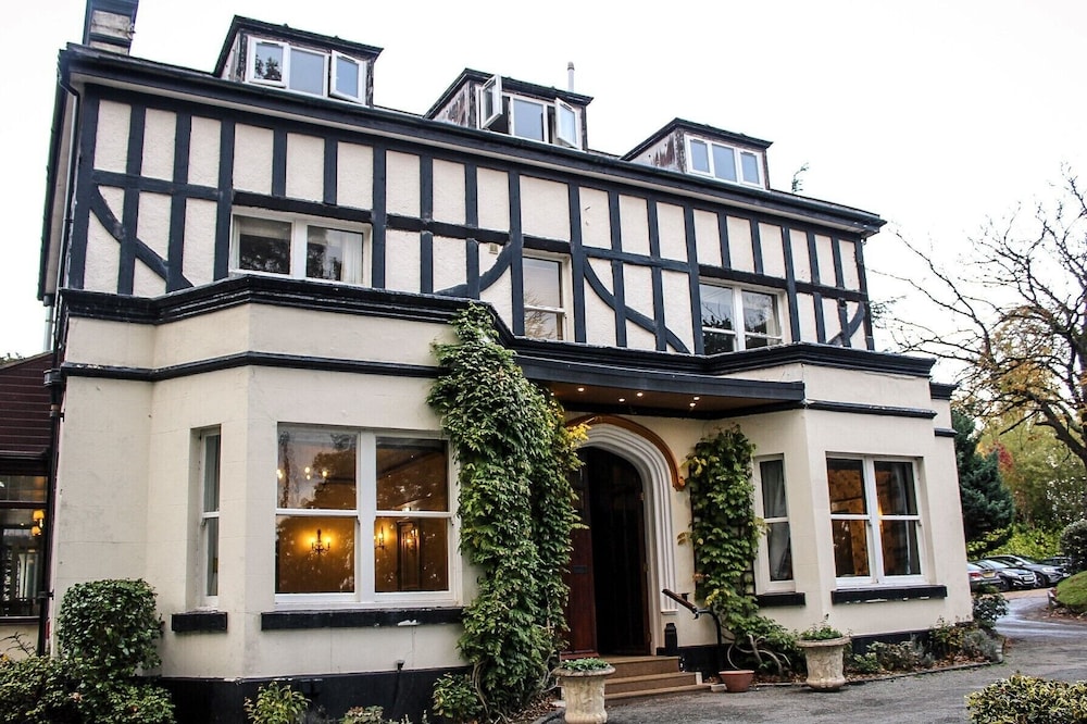 Brook Hall Hotel 2/66