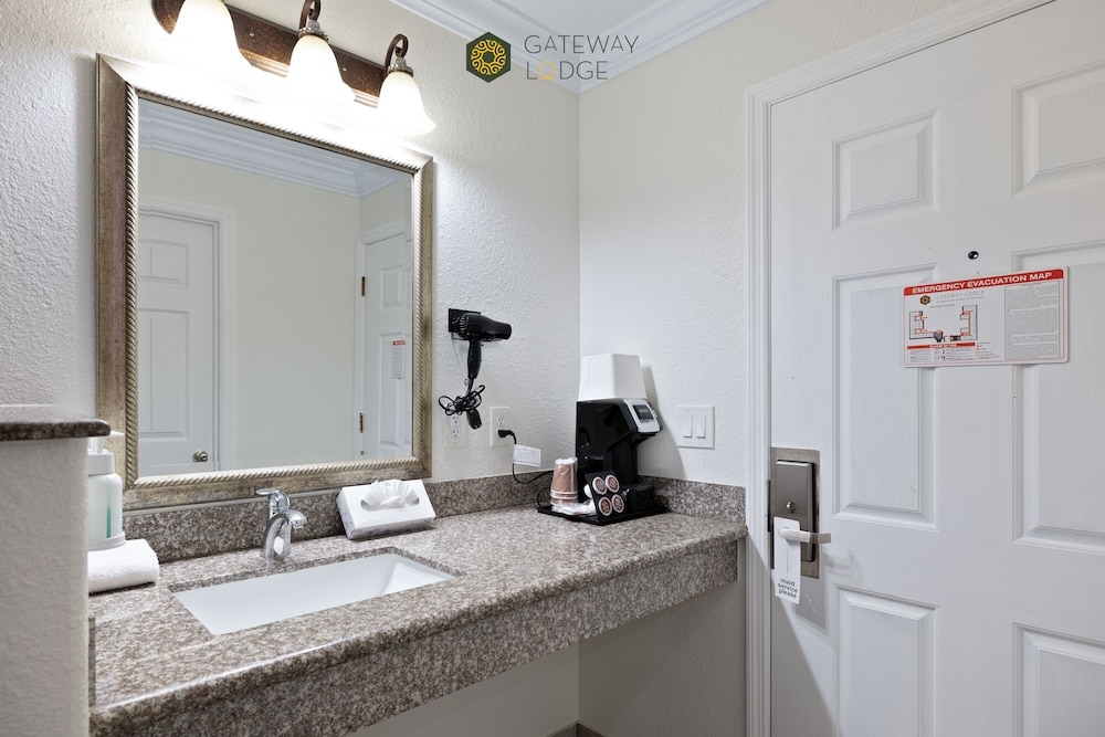 Gateway Lodge 34/36