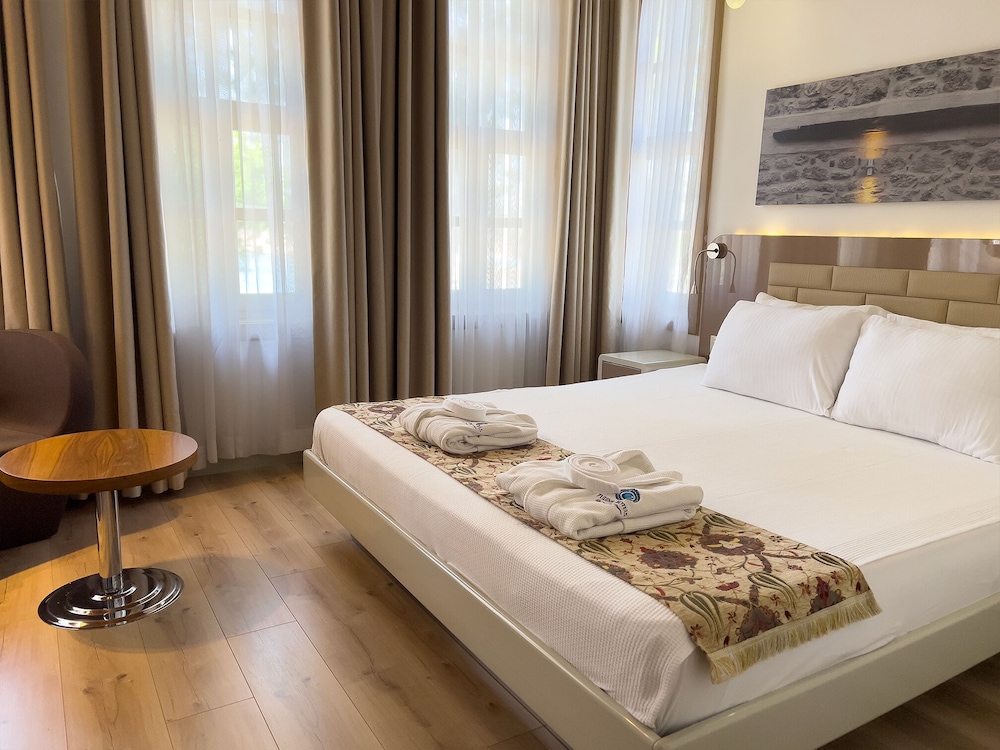DELUXE, DOUBLE BED, SEA VIEW