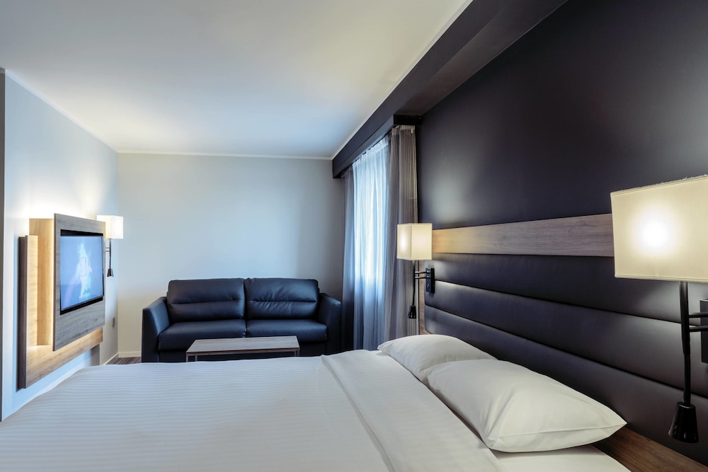 MOXY LONDON STRATFORD 8/42