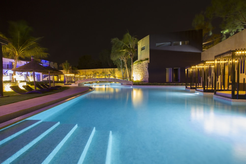 The Rhino Resort Hotel Spa 46/48