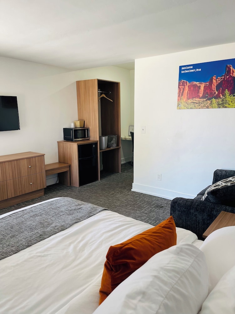 Blue Sage Inn & Suites 8/46