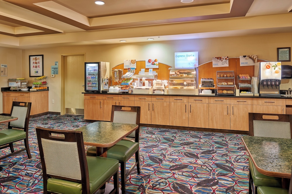 Holiday Inn Express Hotel and Suites El Paso Airport Area 46/64