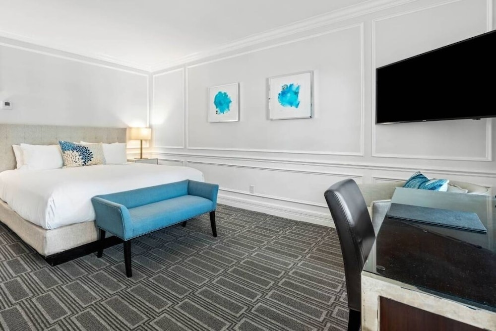 Deluxe, King Bed, Pool Side