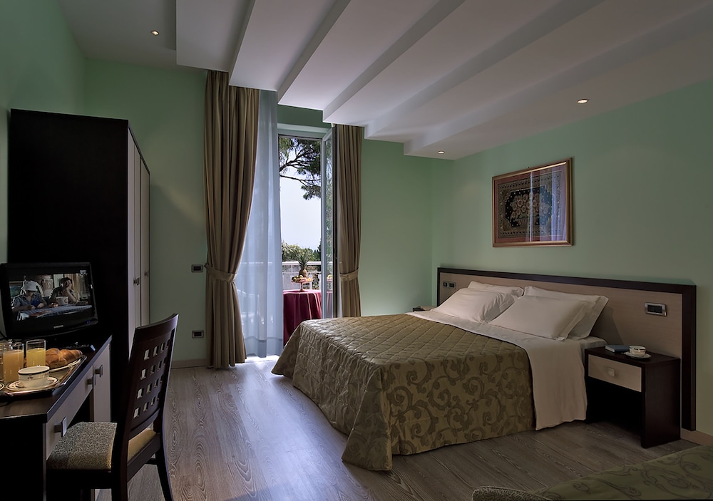 SUPERIOR, DOUBLE OR TWIN BED