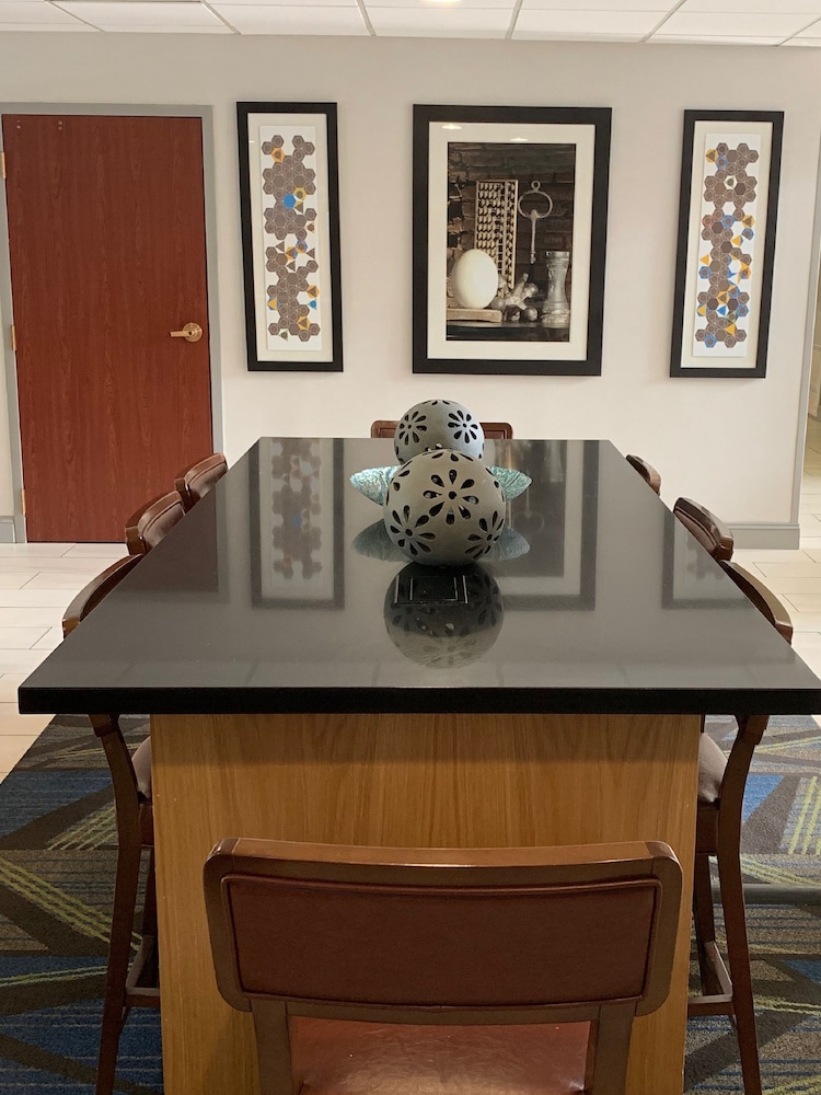 Holiday Inn Express And Suites Charlotte Airport Belmont An Ihg Hotel 40/41