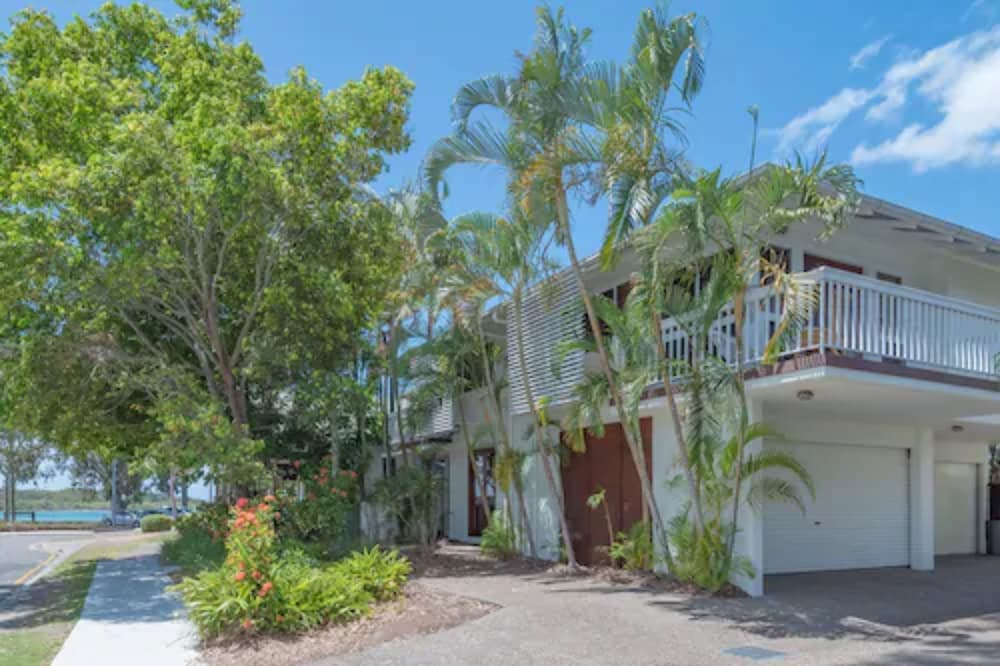 NOOSA OUTRIGGER BEACH RESORT 2/73