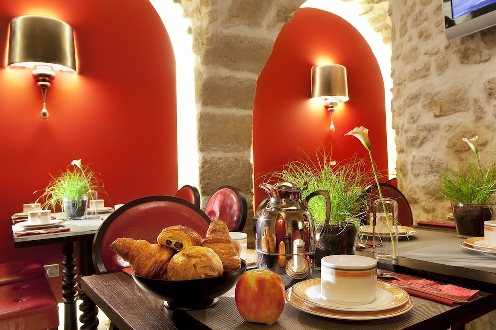 Hotel De Fleurie 37/50