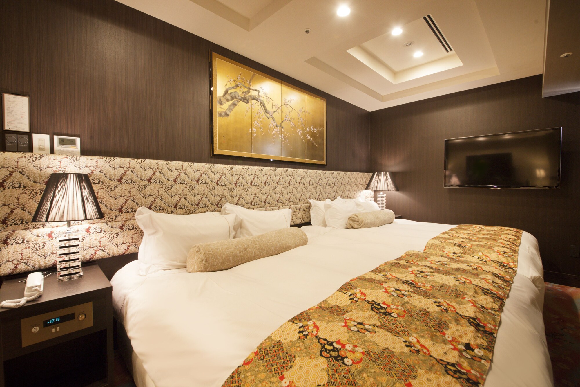 SUITE, 2 QUEEN BEDS, SOFA, TOP FLOOR