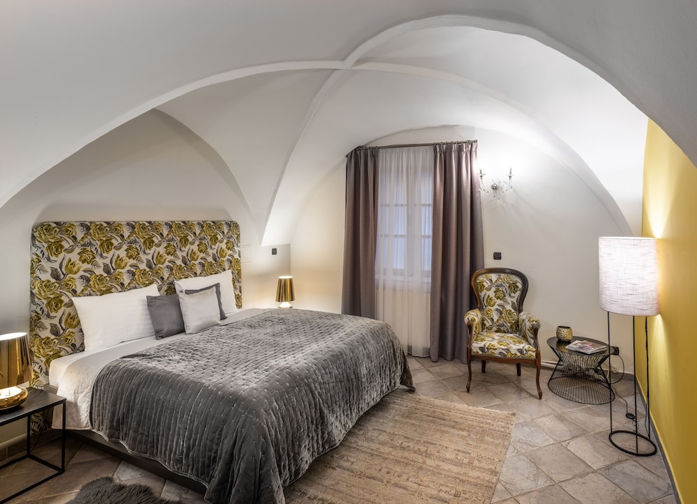 Chateau 9 Apartments by Adrez Living 16/50