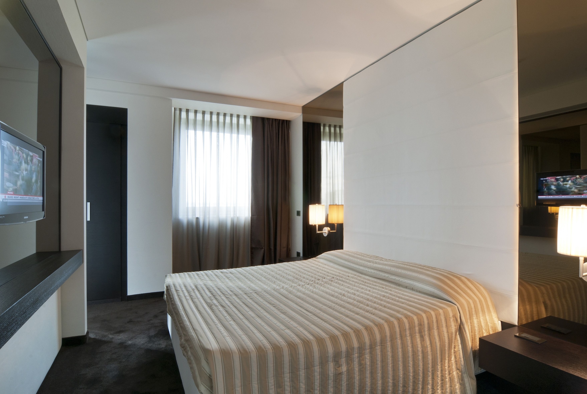 ROOM, DOUBLE BED