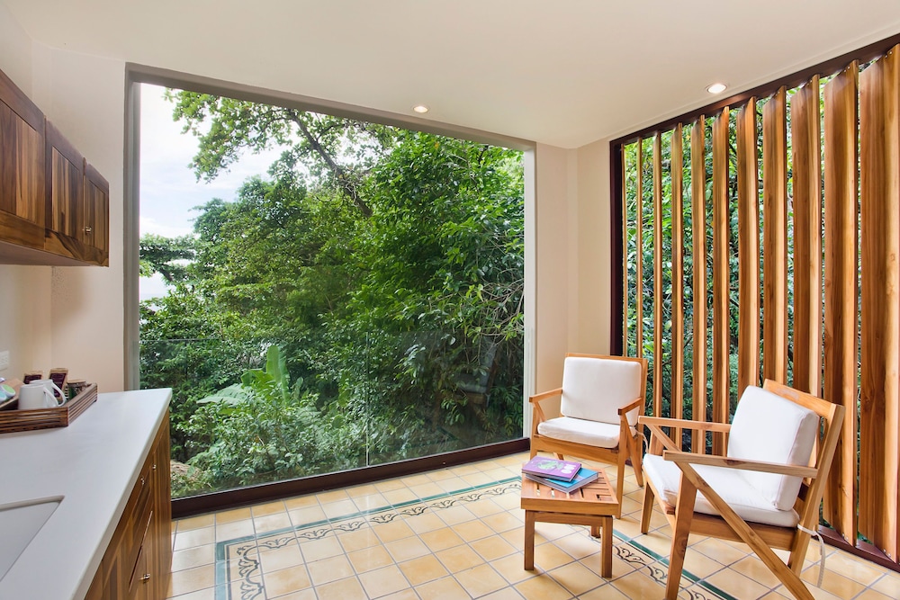 Arenas del Mar Beachfront & Rainforest Resort 10/75