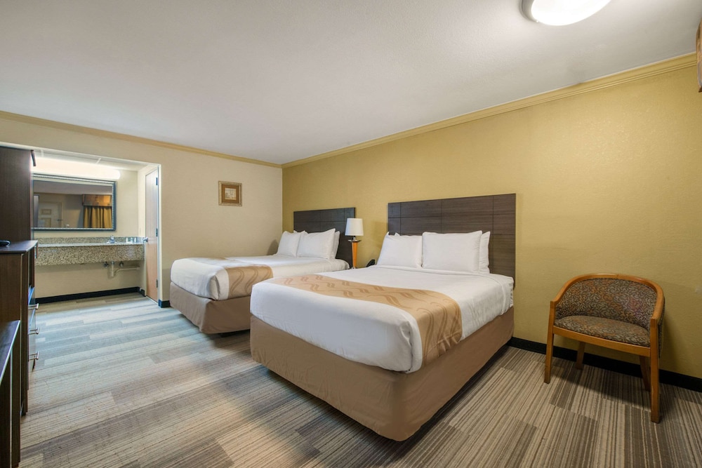 HIBISCUS Inn & Suites 16/43