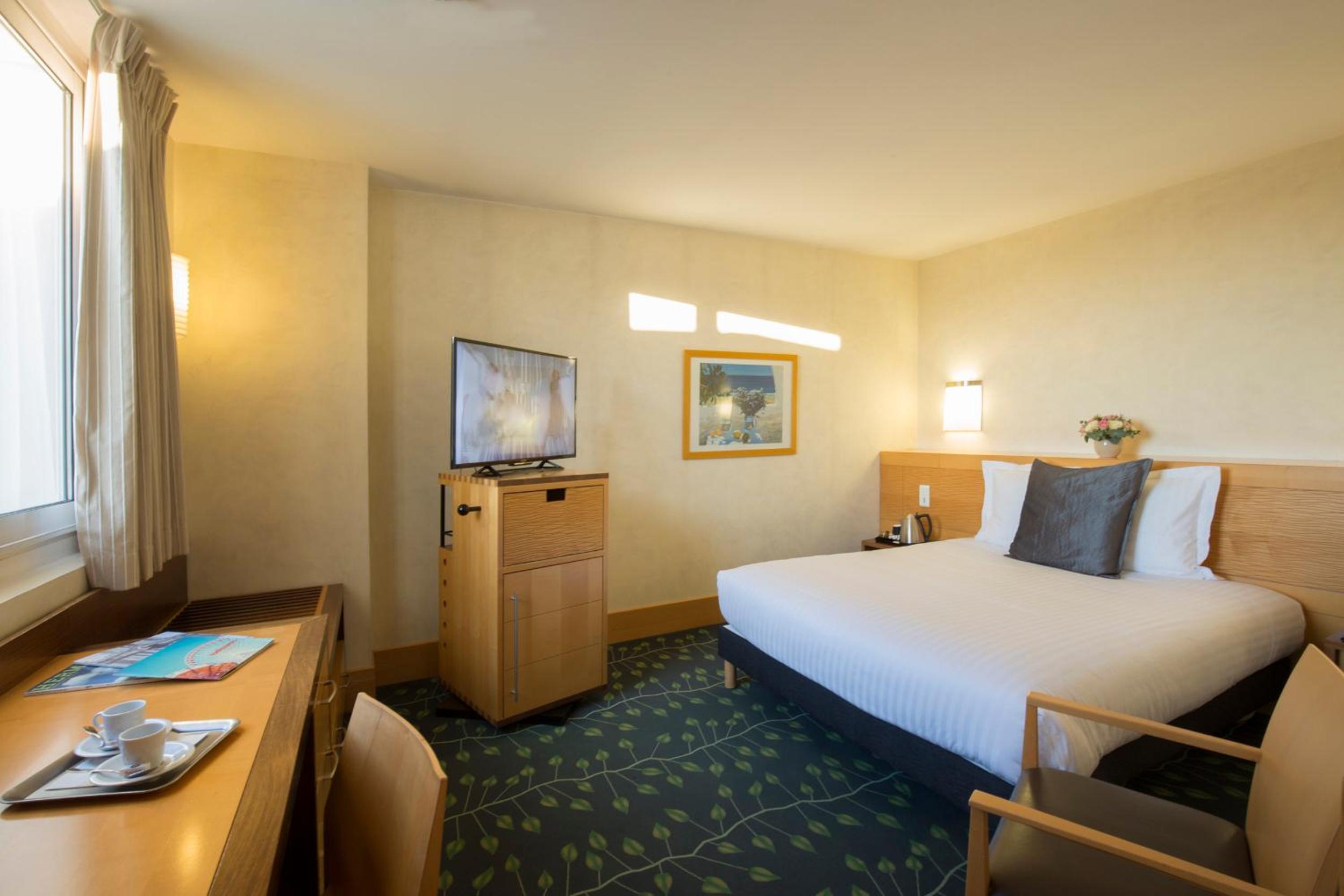 Grand, Comfort, Queen Bed, Inner Courtyard View