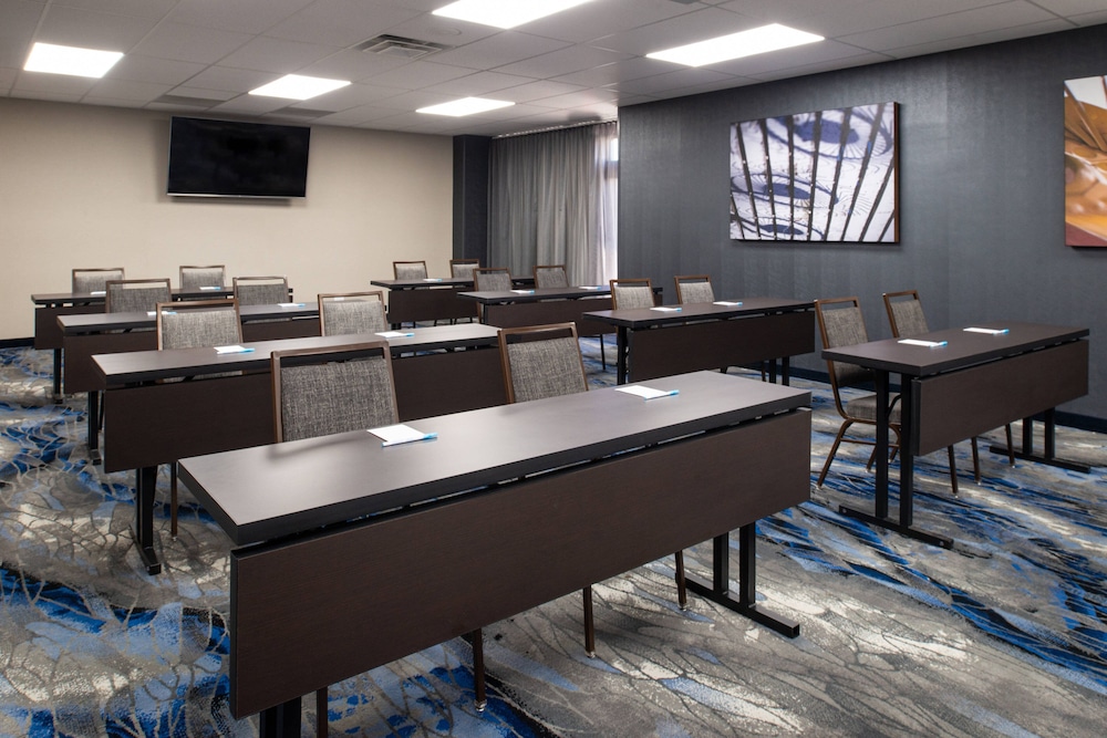 Fairfield Inn and Suites by Marriott Bakersfield Central 34/37
