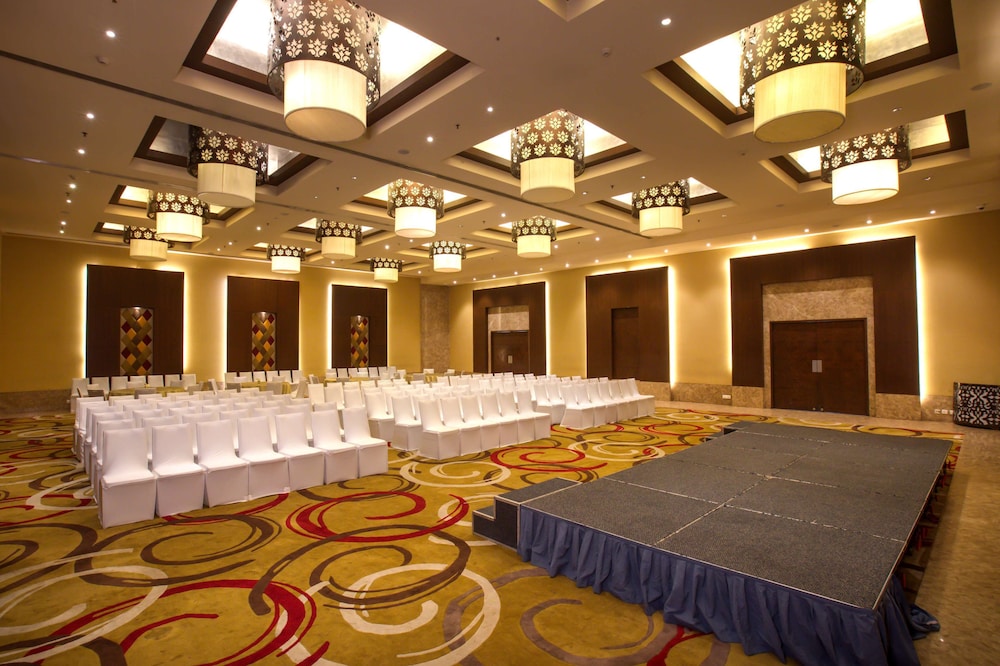 Lobby at Radisson Blu Hotel Chennai City Centre, CHENNAI (MADRAS)