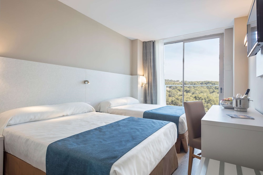 ROOM, TRIPLE, 2 DOUBLE BEDS