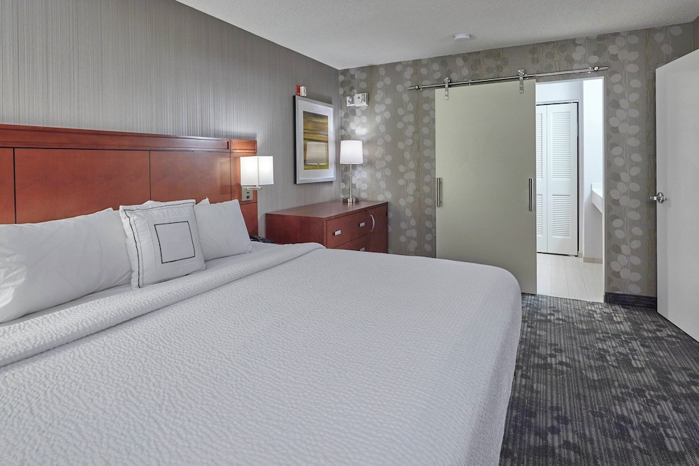 غرفة بسرير كينج مع أريكة