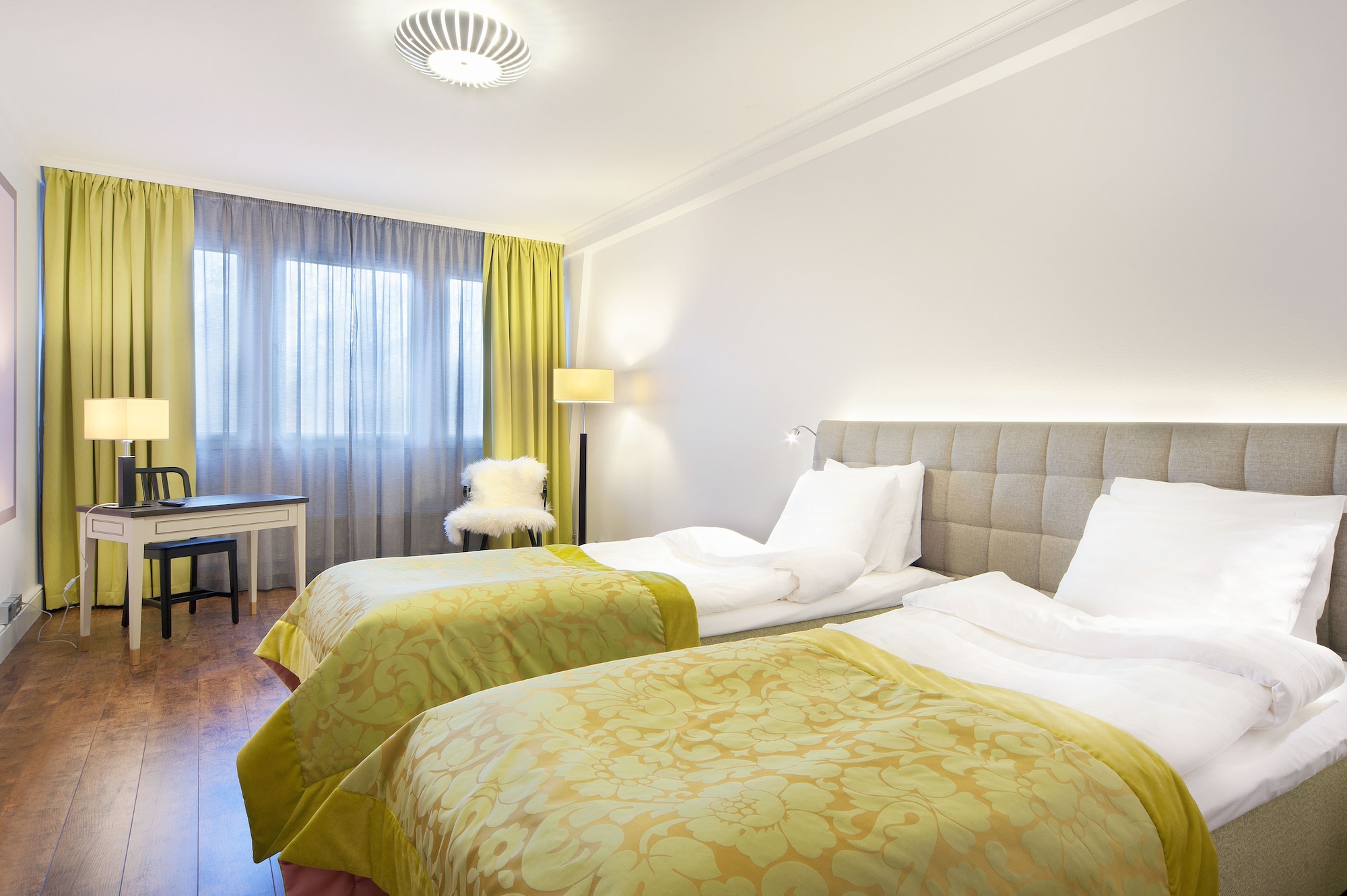 Manor, Standard, Twin Beds, Front View