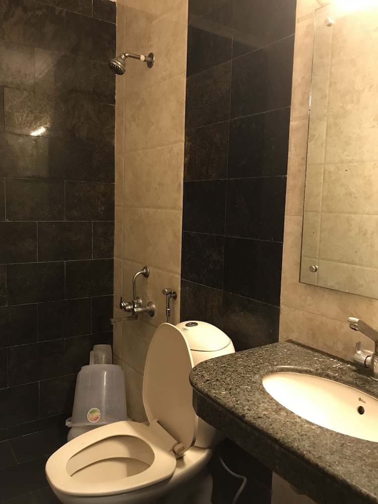 Hotel Avtar At New Delhi Railway Station 50/50