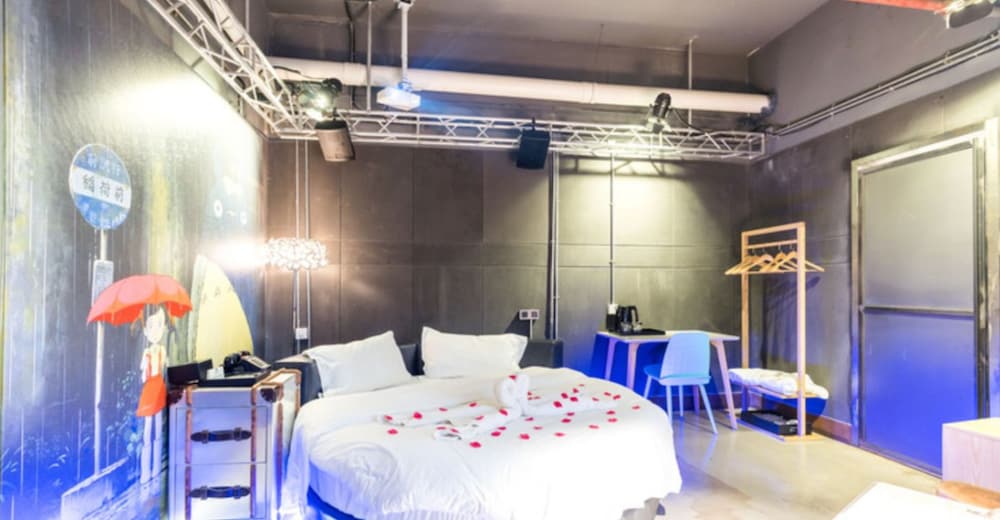 ROMANTIC, DOUBLE BED, NO WINDOW
