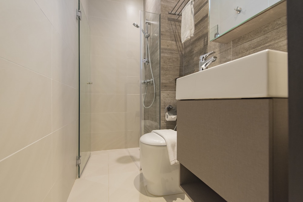 Louis Kienne Serviced Residences 61/65