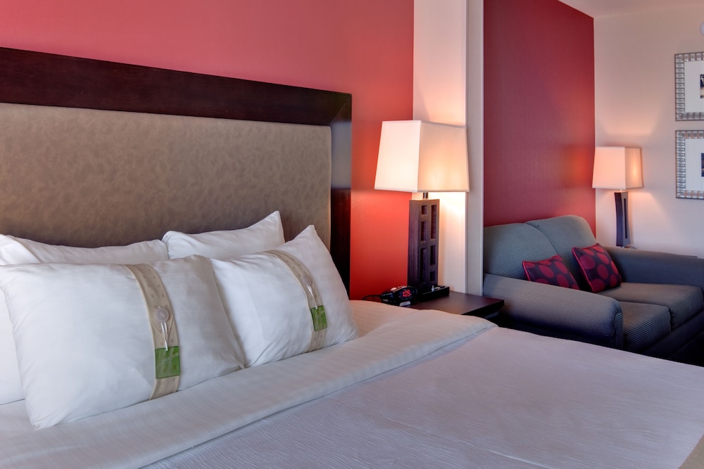 Holiday Inn Hotel Amp Suites Bakersfield North 8/57