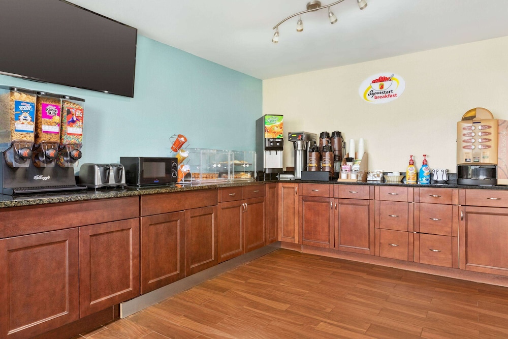 Super 8 by Wyndham Findlay 7/34