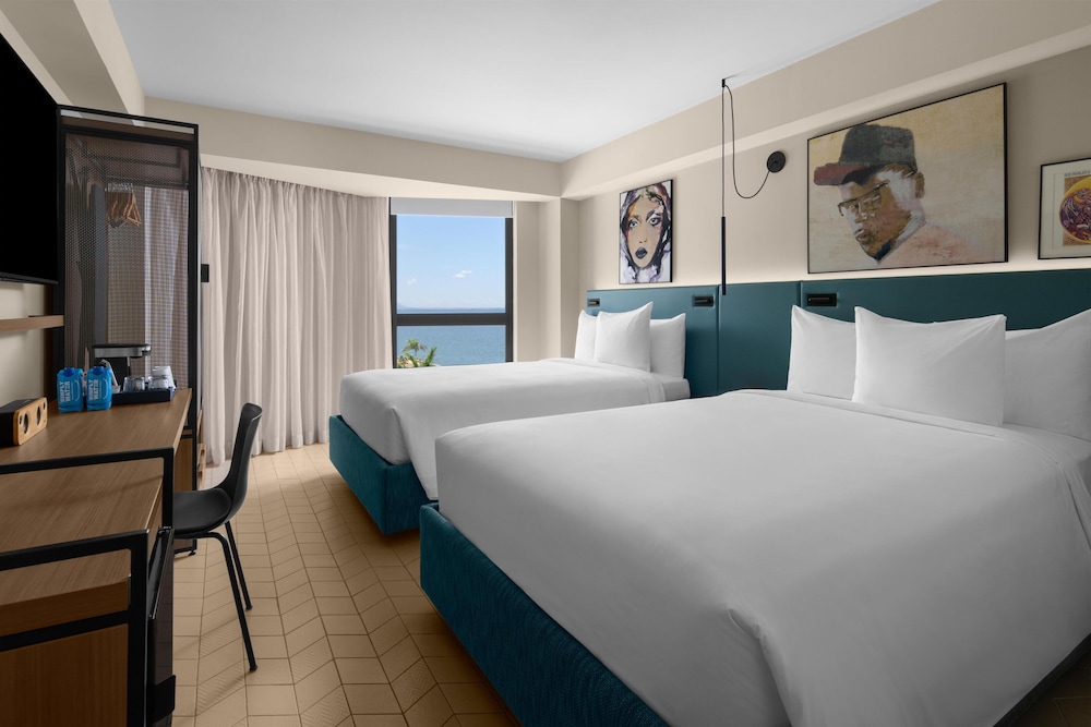 DELUXE, 2 DOUBLE BEDS