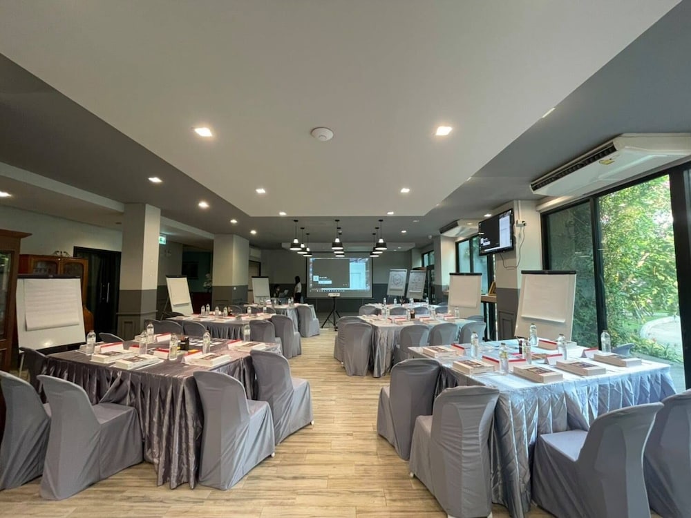 Bangkok Oasis Hotel 35/50