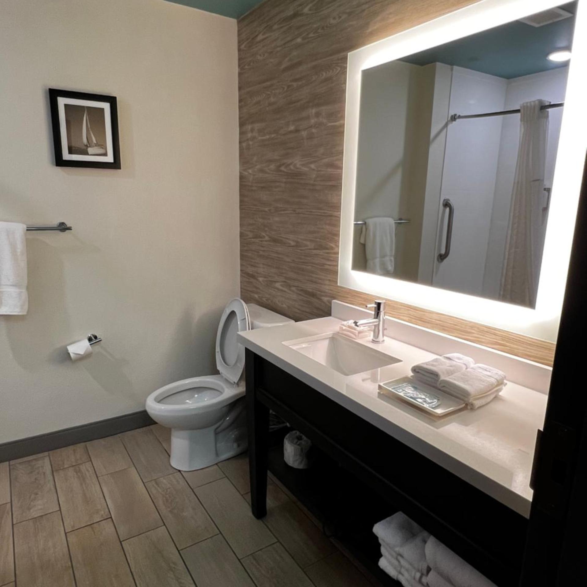 غرفة ديلوكس بسريرين كوين بإطلالة على المرسى، Marina Bay Hotel & Suites, an Ascend Collection Hotel 7/7