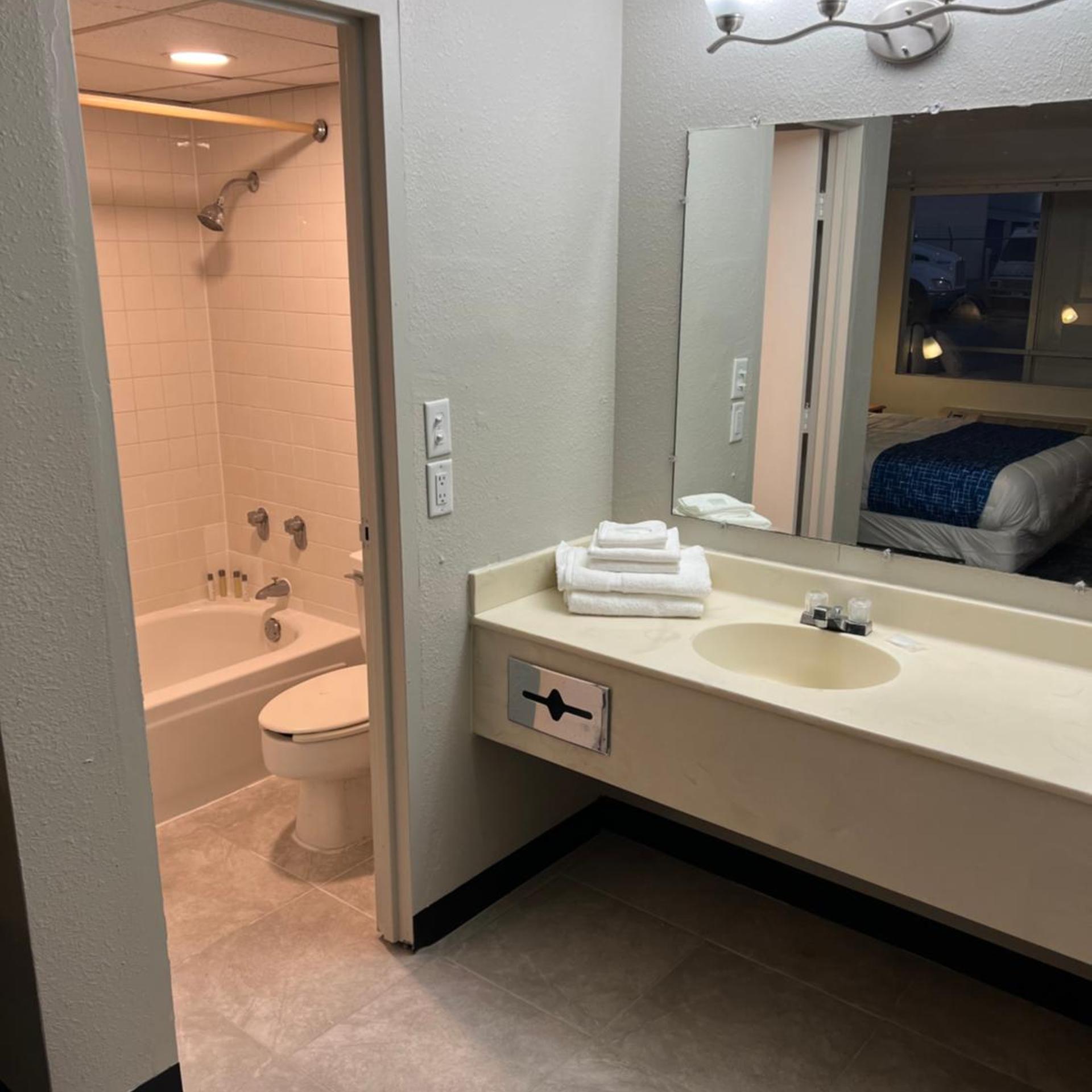 Travelodge by Wyndham Lincoln Northeast 14/15