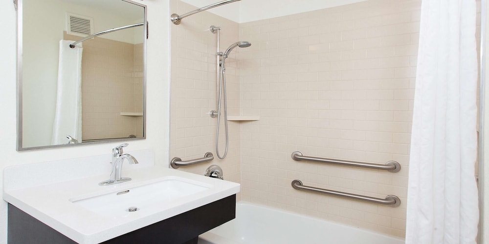 Sonesta Simply Suites Lansing 18/21