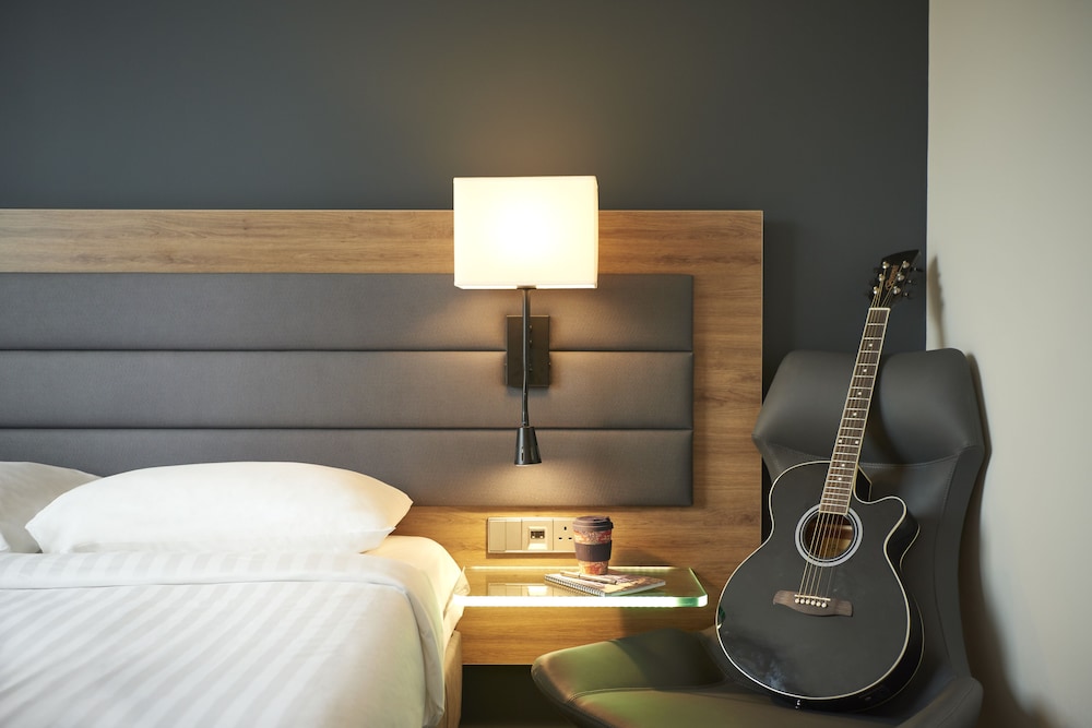 Moxy Southampton 54/55