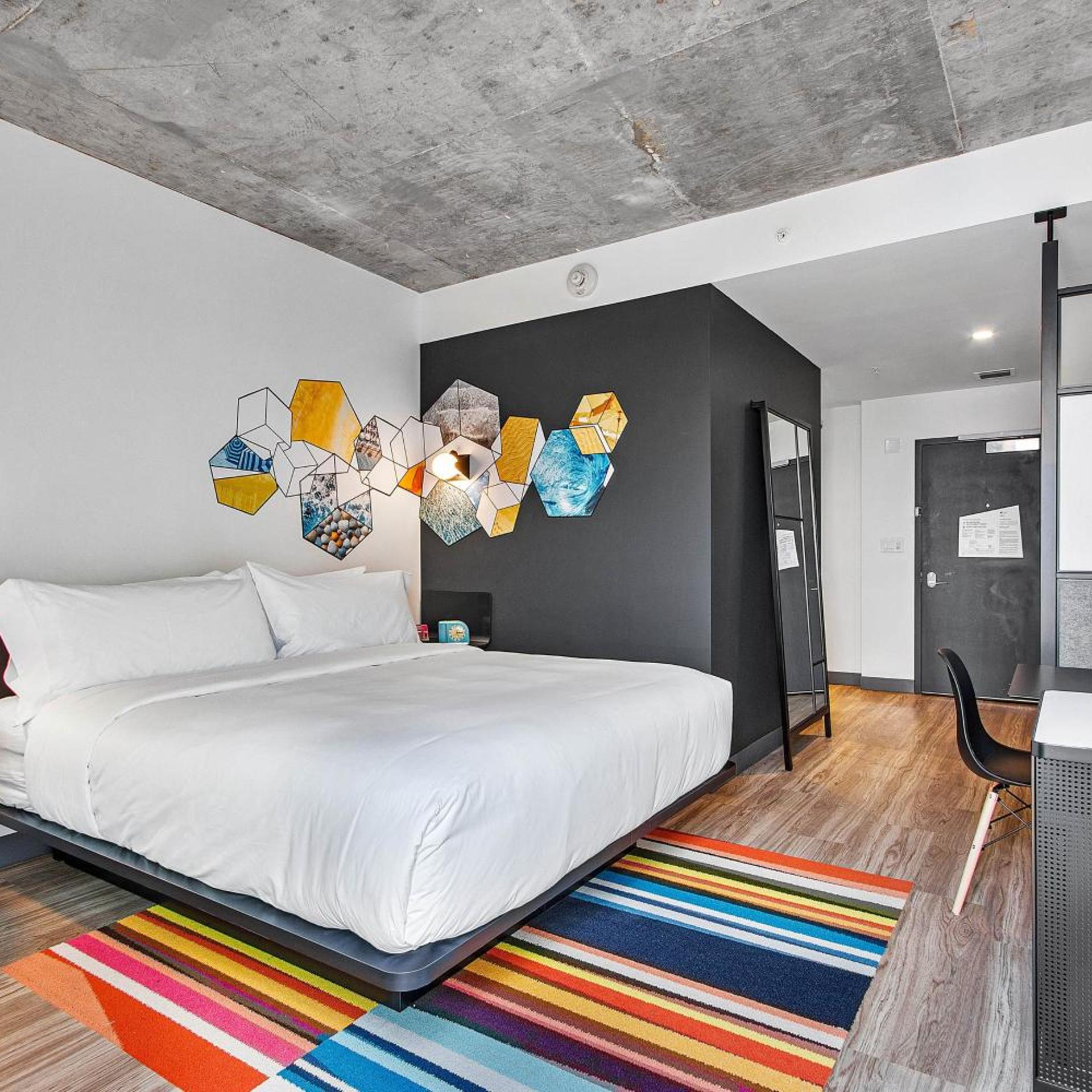 Guest Room, King Bed, Coastline View, Balcony