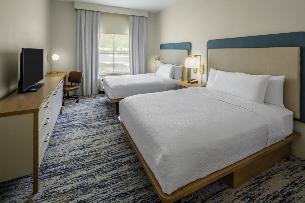 Suite, 2 Queen Beds, Sofa, Accessible