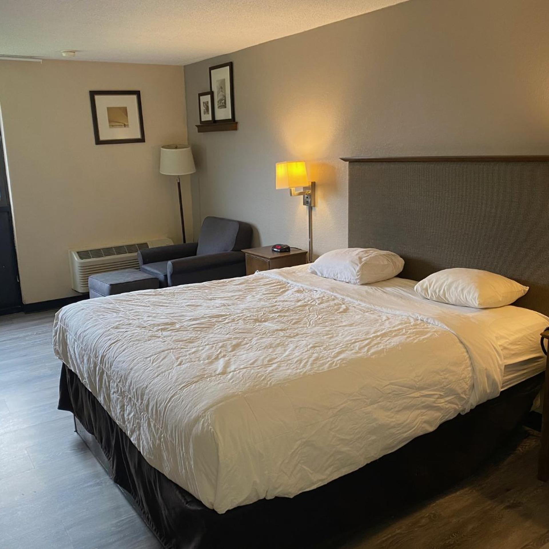 1 King Bed Mobility Accessible RI Shower Nsmk
