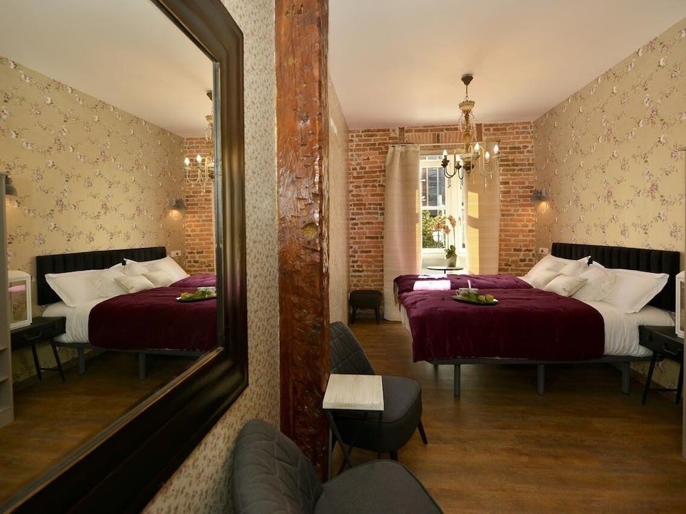 ROOM, TWIN BEDS, CITY VIEW