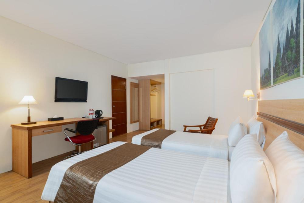 DELUXE, DOUBLE OR TWIN BED