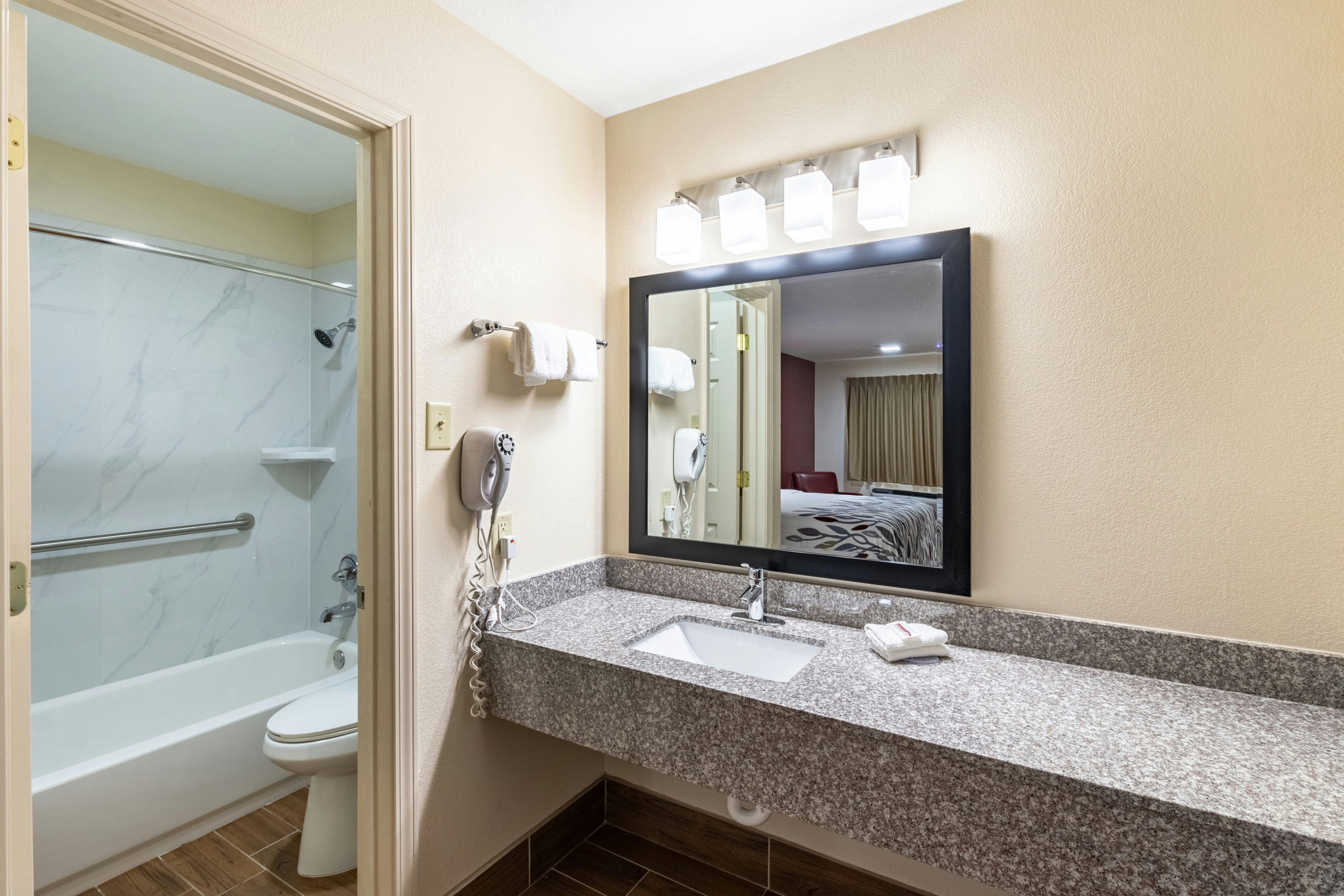 غرفة سوبيريور بسرير كينج مع أريكة، Americas Best Value Inn Buffalo Tx 3/3