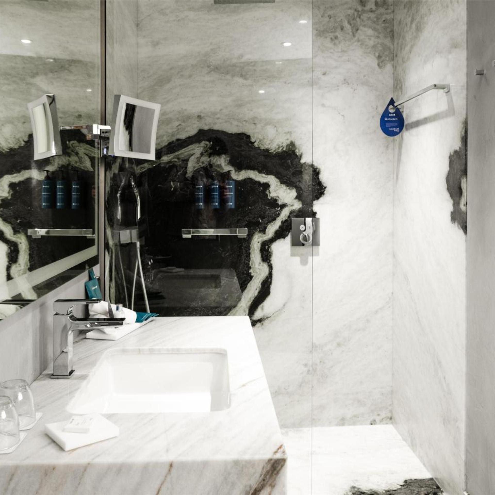 غرفة بريميوم بسرير مزدوج بإطلالة على المدينة، Radisson Blu Aurum Hotel Brasov 10/10