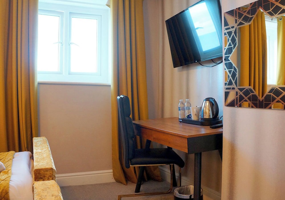 The Pier Hotel 46/80