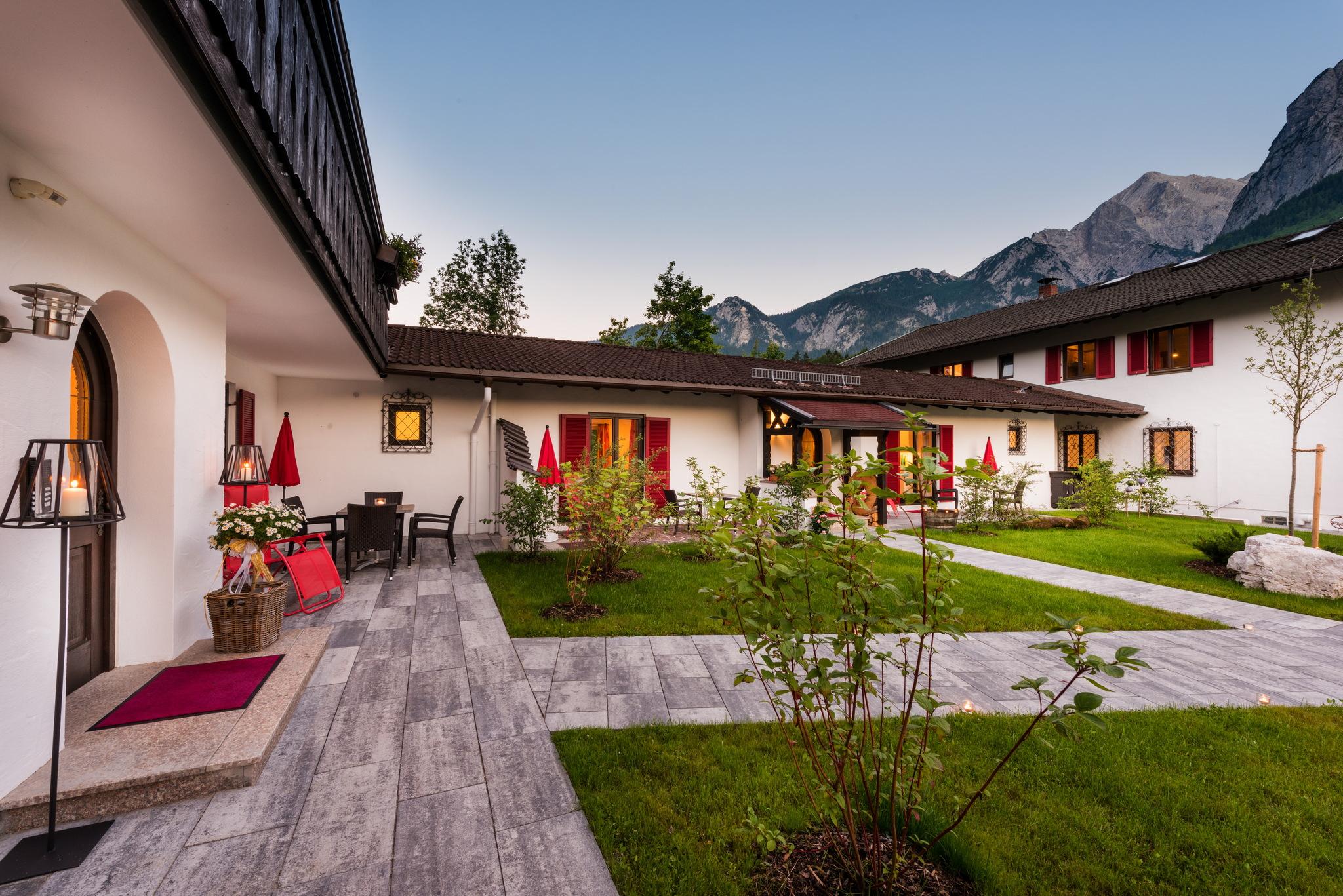 BAYERN RESORT HOTEL 30/33