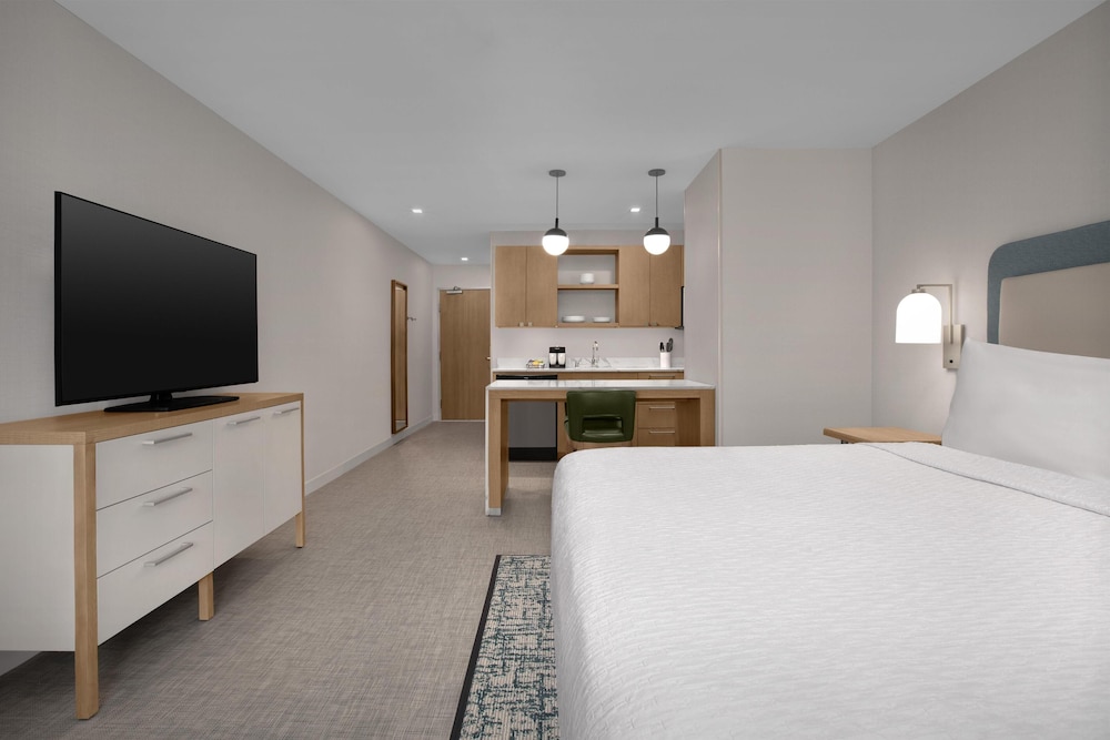 Holiday Inn Hotel And Suites 26/66