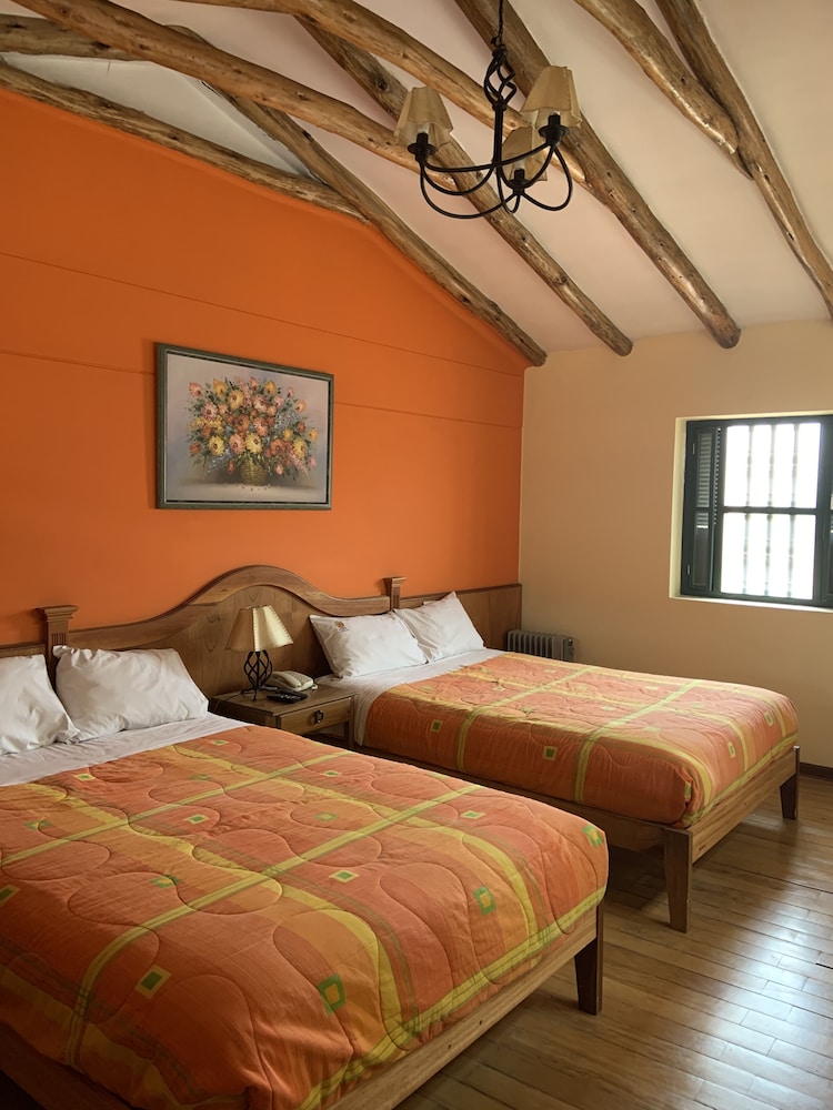 ROOM, TWIN BEDS