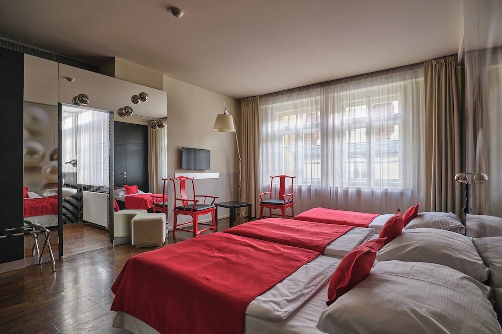 Perla Hotel 9/53