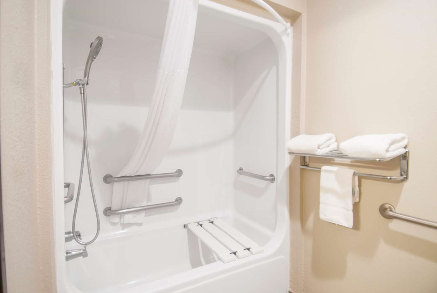 Days Inn & Suites by Wyndham San Antonio North/Stone Oak 63/63