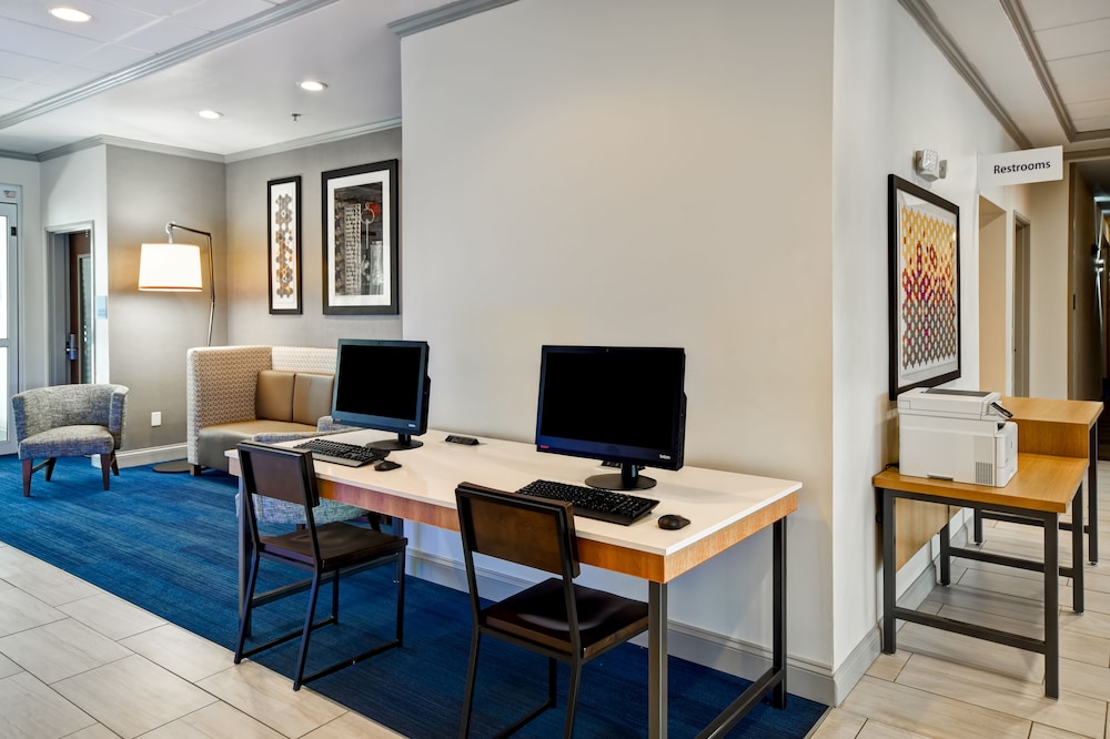 Holiday Inn Express Suites Schererville 53/57