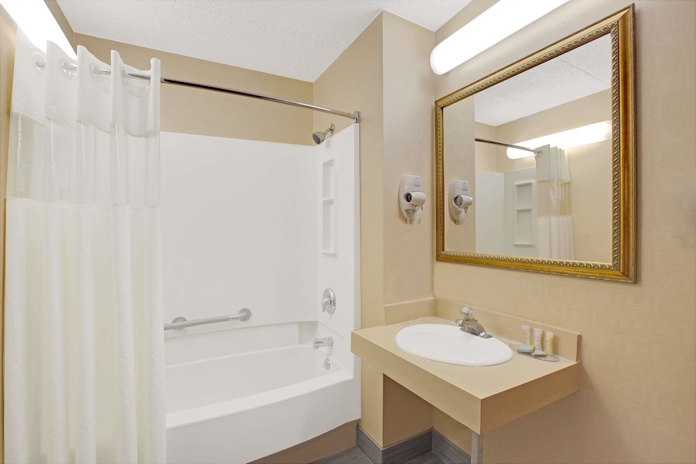 Travelodge by Wyndham Parsippany 7/25