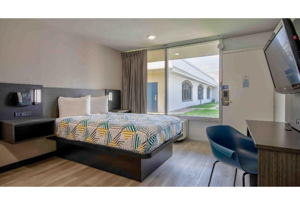1 King Bed - Mobil Access Tub Nsmk Kitchen